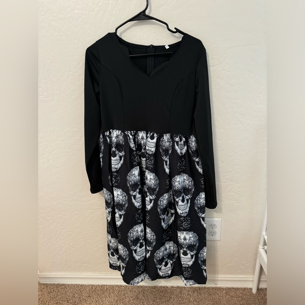 Halloween dress. Size medium. Brand new. Long dress. Black.